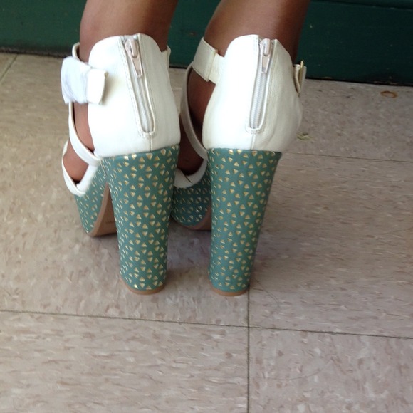 Color Block Seaform Green Heels - Picture 4 of 4