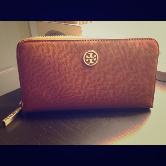 Tory Burch Robinson Zip Continental Wallet.