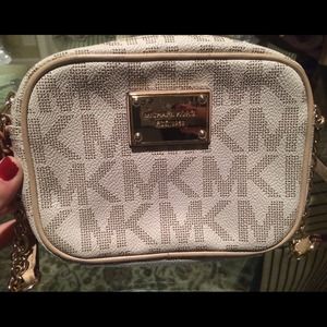 Michael kors logo cross body