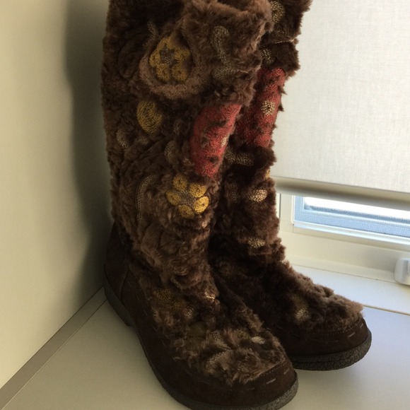 Size 10 Sam Edelman furry boots!