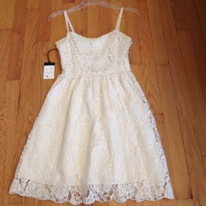 Aritzia New White lace dress size 2 Talula dress