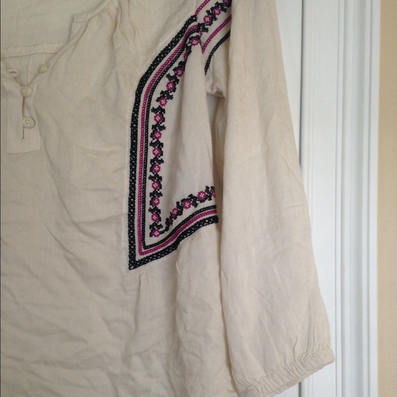 SOLD💕 Adorable Embroidered Top - Picture 2 of 4