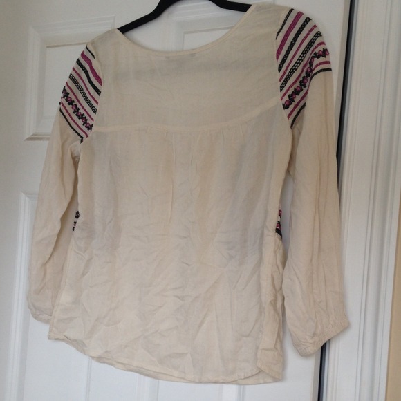 SOLD💕 Adorable Embroidered Top - Picture 3 of 4