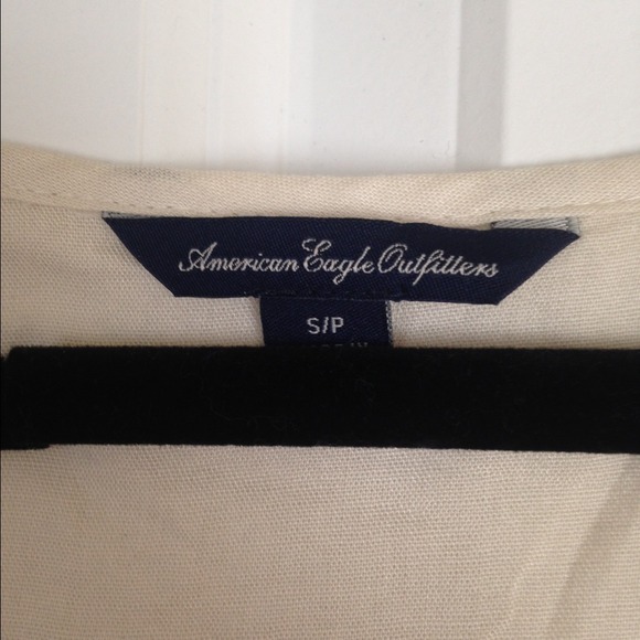 SOLD💕 Adorable Embroidered Top - Picture 4 of 4