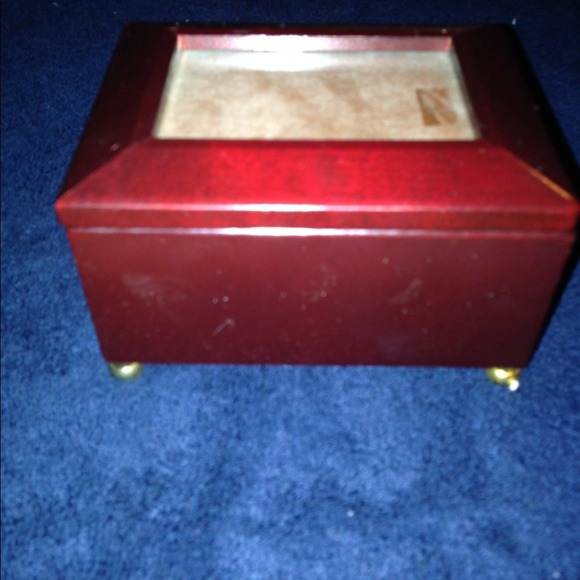 Jewelry box/music box