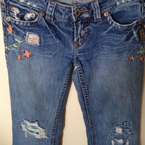 🚫SOLD🚫Embroidered Distressed Silver Jeans 26