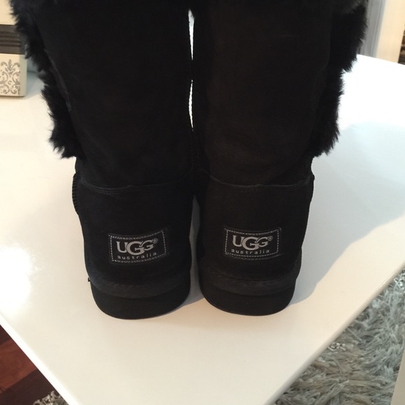 Black button UGGS!