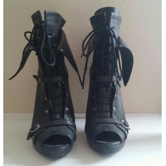 BCBGeneration Lava lace up Ankle Bootie heels 8.5