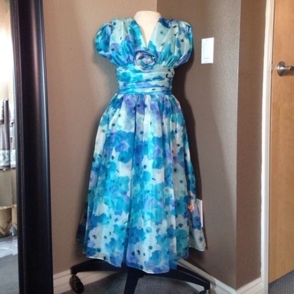 Stunning floral vintage dress! Read description