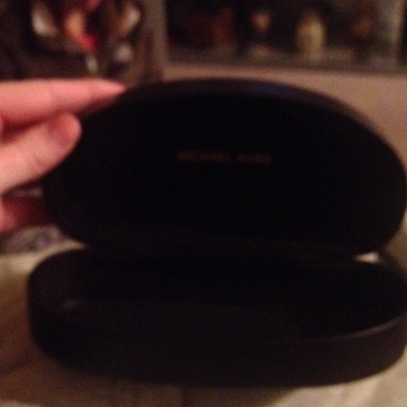 Michael Kors sunglasses in original case! - Picture 3 of 4