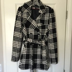 Via Spiga B/W pea coat w/ waist belt. Size 10.