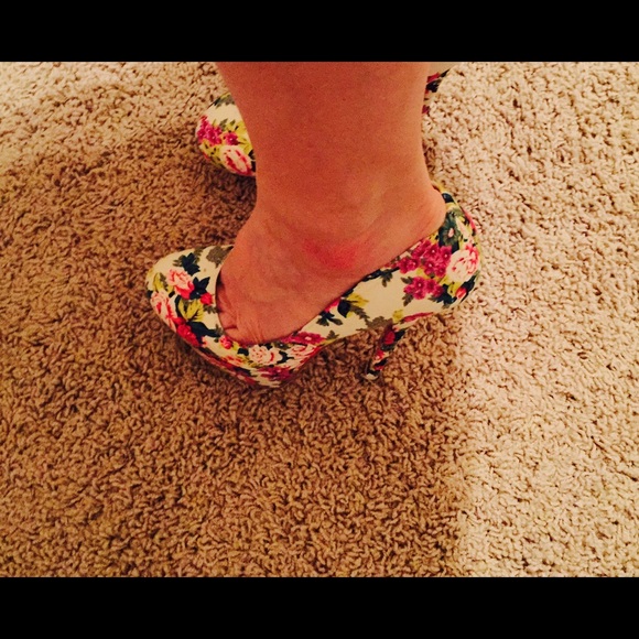 7.5 floral heel - Picture 3 of 3