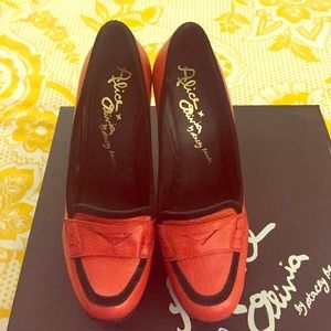 Alice and Olivia poppy and black loafers