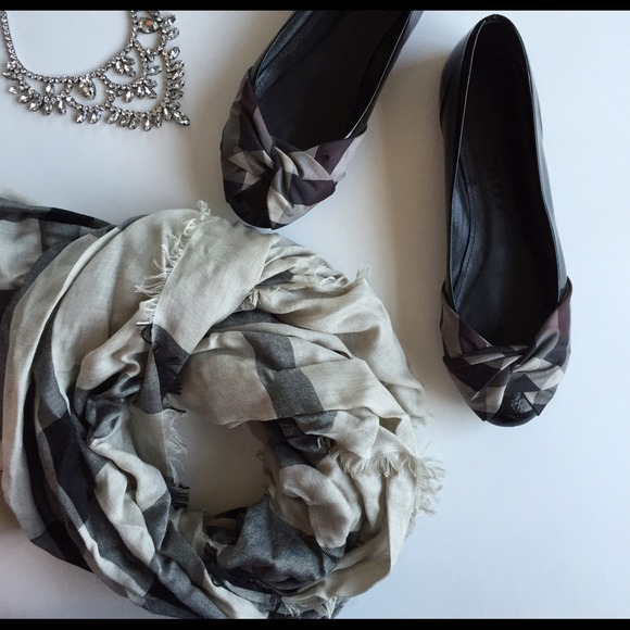 Burberry patent ballet flats with ribbon