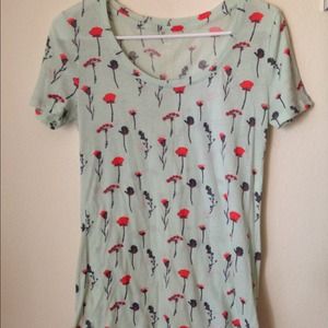 Cute floral top! 🌹