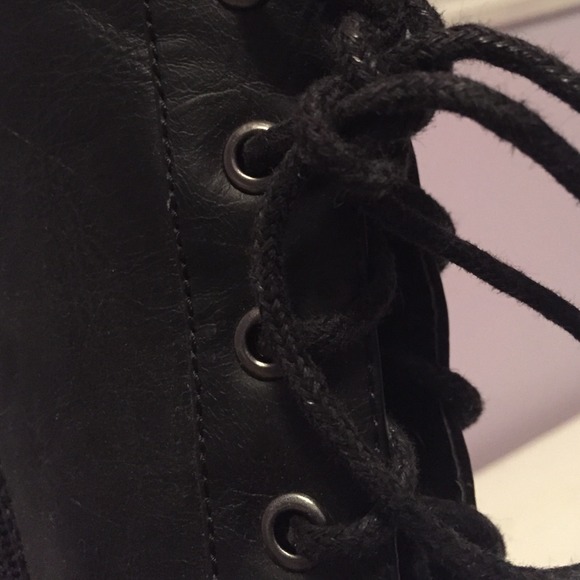 Black boots - Picture 2 of 3