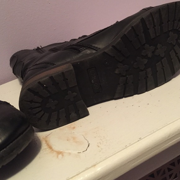 Black boots - Picture 3 of 3