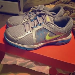 Womens Nike dual fusion sneakers