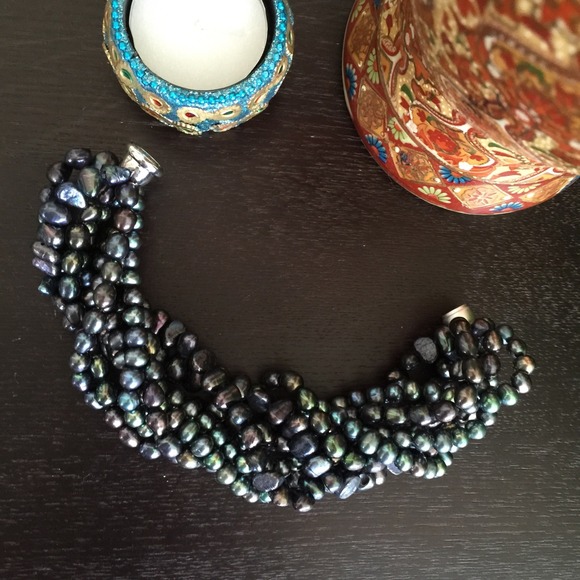 NWOT 8 Strand Black Pearl Bracelet - Picture 2 of 3
