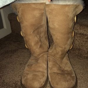 GORGEOUS TAN BUTTON UGG BOOTS, WORN ONCE