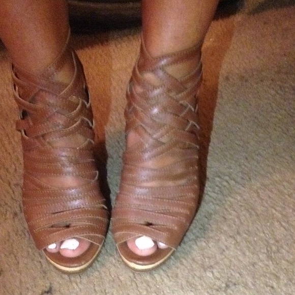 Light brown wedges
