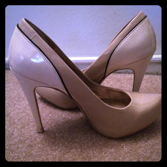 BCBG generation taupe and white high heels pumps