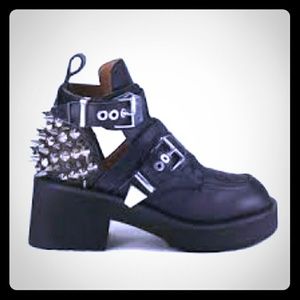 LOOKING FOR STEVE MADDEN Astorrr boot