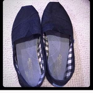 Like new women's size 8.5 navy TOMS