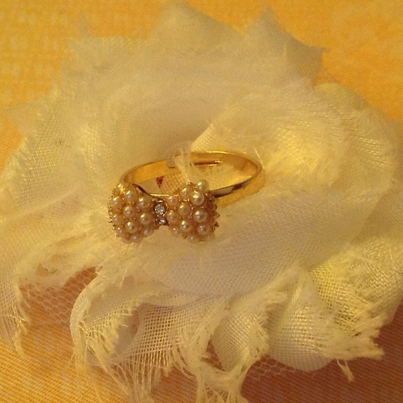 Pearl gold plated bow adjustable ring
