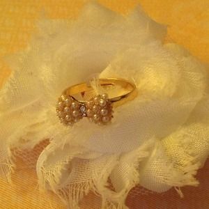 Pearl gold plated bow adjustable ring