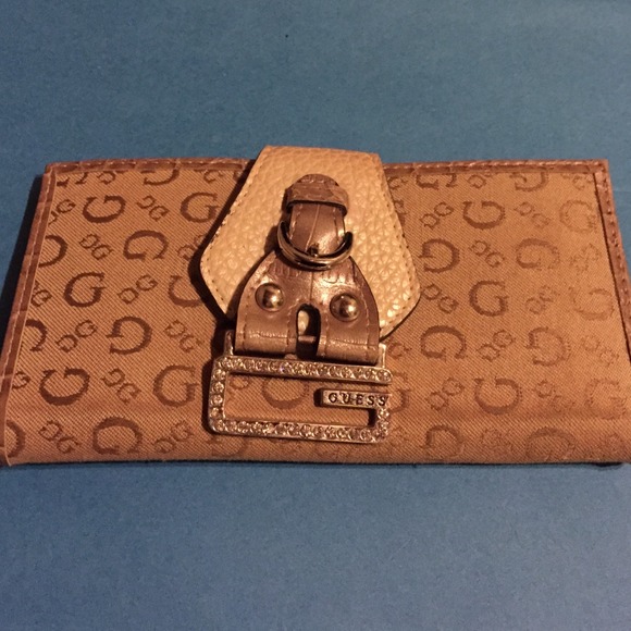Guess wallet with 9 compartments