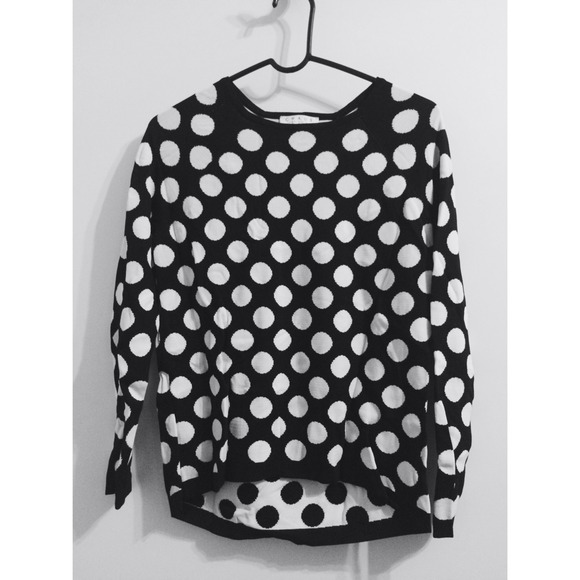 polka dot long sleeve top!⚪️⚫️⚪️⚫️