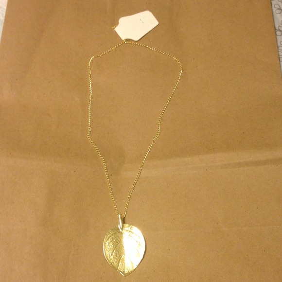Gold colored solid leaf necklace - Picture 3 of 4