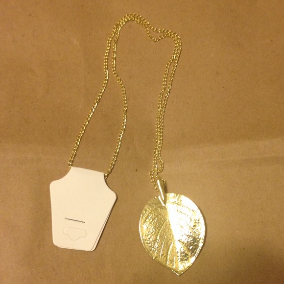 Gold colored solid leaf necklace - Picture 4 of 4