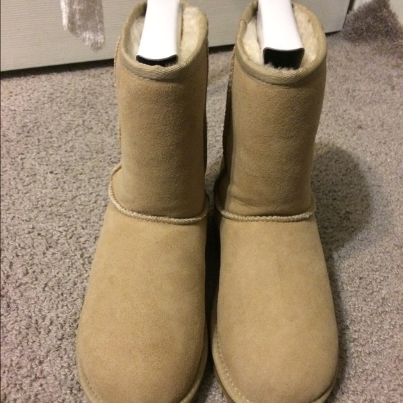 Kid's short tan Ugg size 4