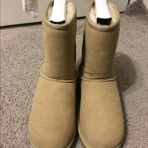 Kid's short tan Ugg size 4