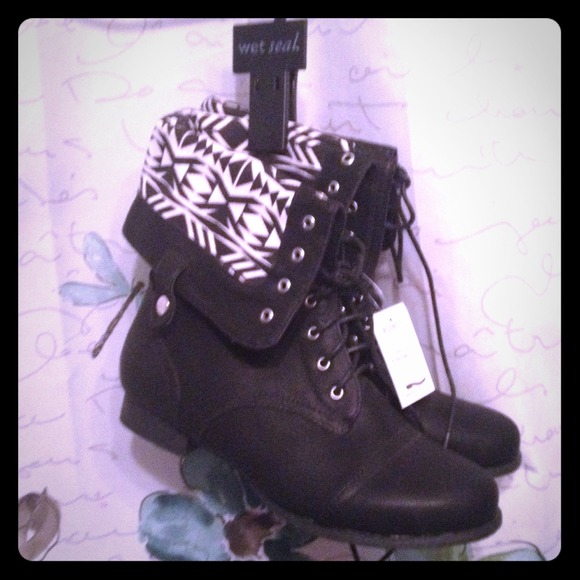 Combat boots