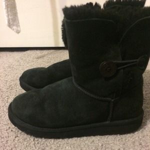 Kid's Ugg Bailey button short, black, size 3