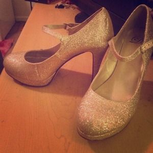 Gold Glitter Pumps!