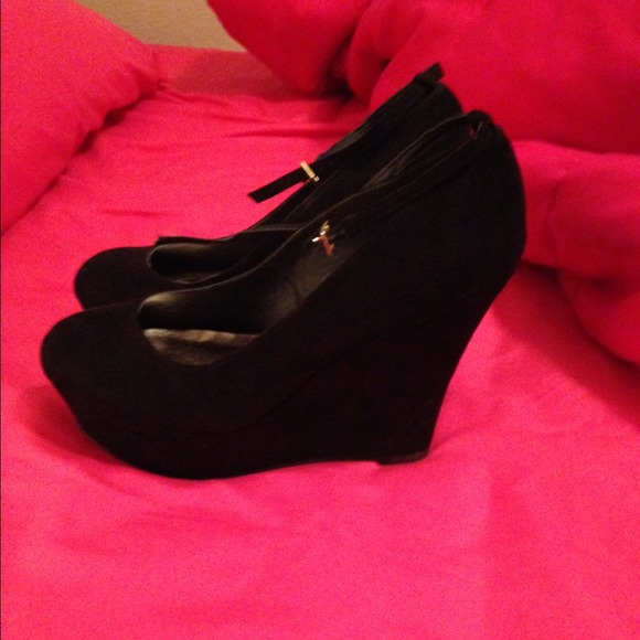 Madden Girl black wedges - Picture 2 of 2