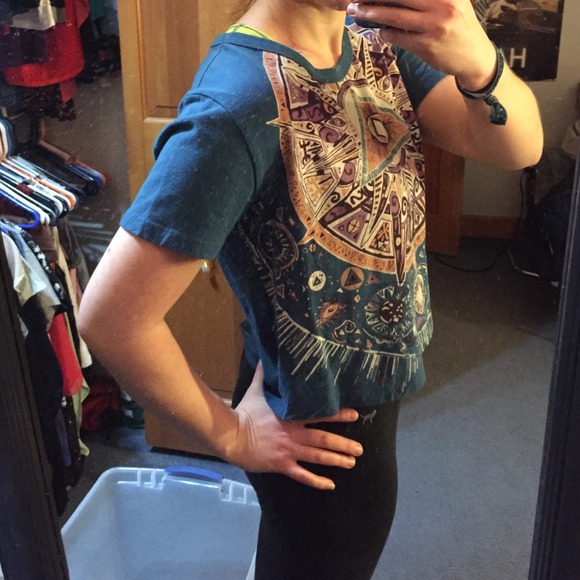 Tribal pattern T-shirt - Picture 2 of 4