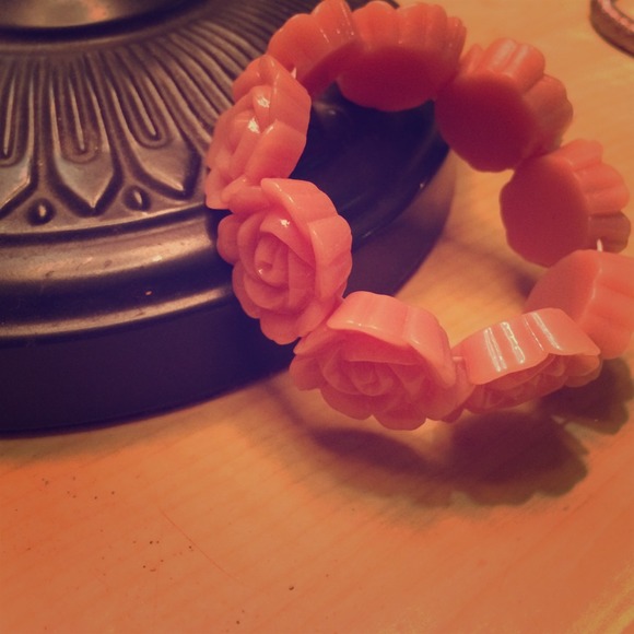 Rose resin stretch bracelet Light coral/nude color