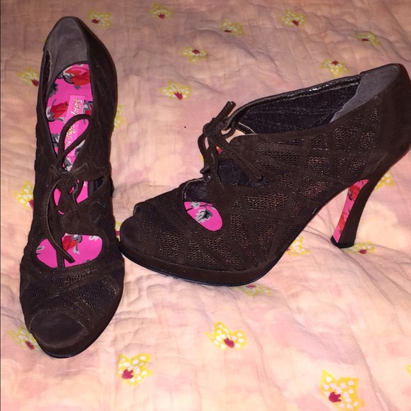 Betsey Johnson size 7.5 brown booties - Picture 2 of 6