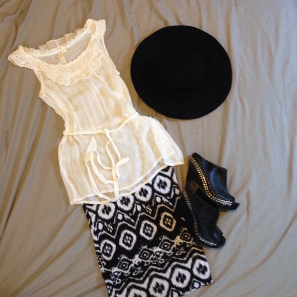 Black and white static patterned fitted skirt - Picture 1 of 3