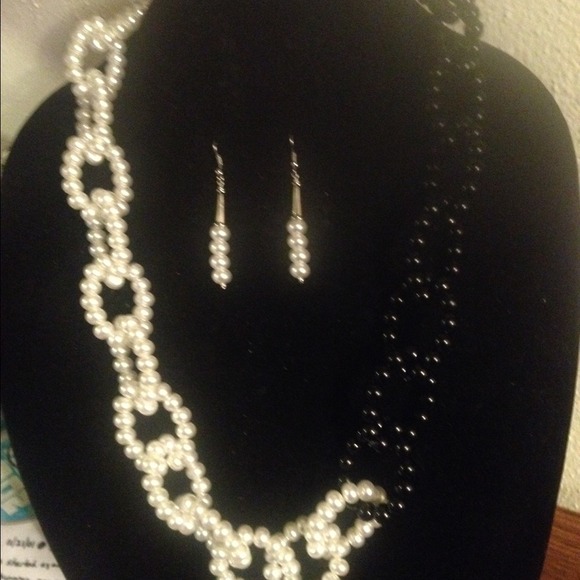Black and white glass pearl link necklace.