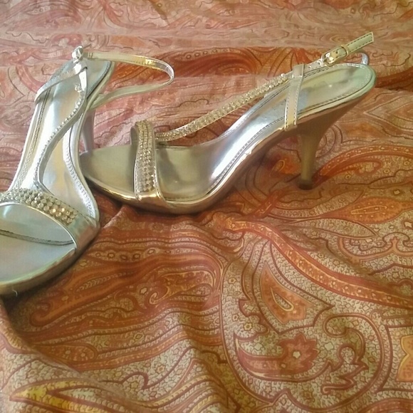 Elegant Silver Diamond accented shoes - Picture 2 of 2