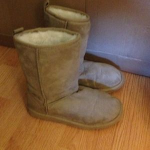 Aeropostale boots (Ugg-like) Size 9 Beige