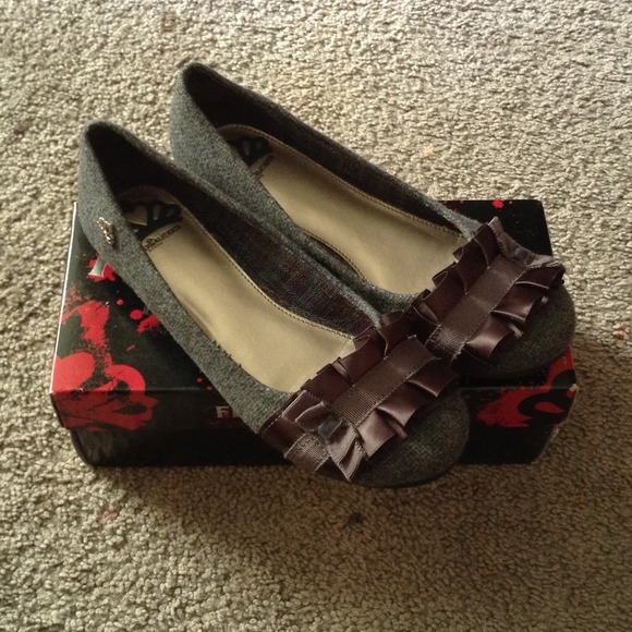 ⭐️Fergalicious Grey Flats NIB⭐️