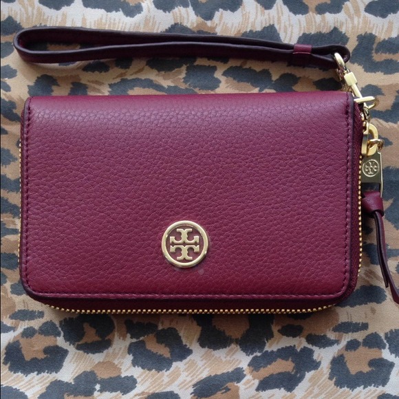 Tory Burch Clutches & Wallets - New Tory Burch Robinson Pebbled smartphon Wristlet