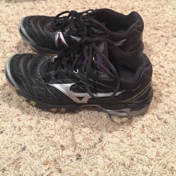 Black mizuno shoes size 7.5
